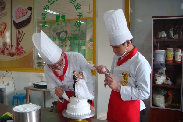 学生制作蛋糕