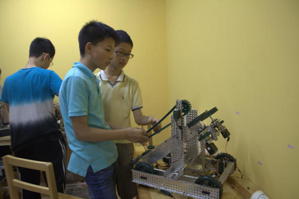 VEX金属机器人适合8至16岁孩子