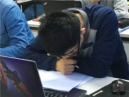 “老班，我面完了，公司叫我下周一去上班”