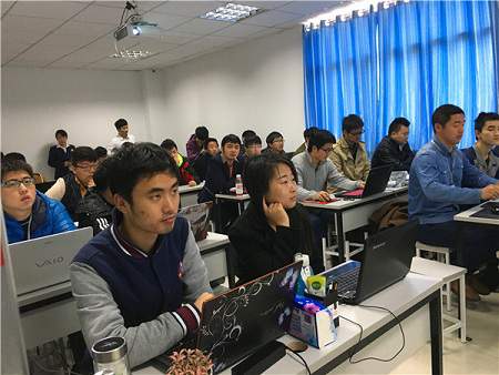 “老班，我面完了，公司叫我下周一去上班”