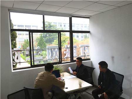 “老班，我面完了，公司叫我下周一去上班”