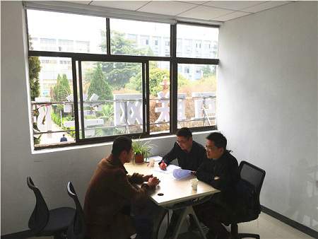 “老班，我面完了，公司叫我下周一去上班”
