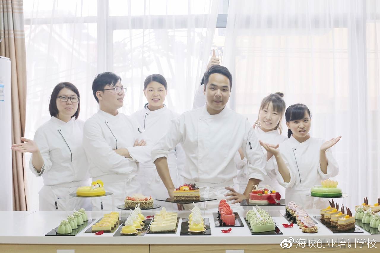 烘焙鬼才和泉光一之徒来我校授课法式甜点