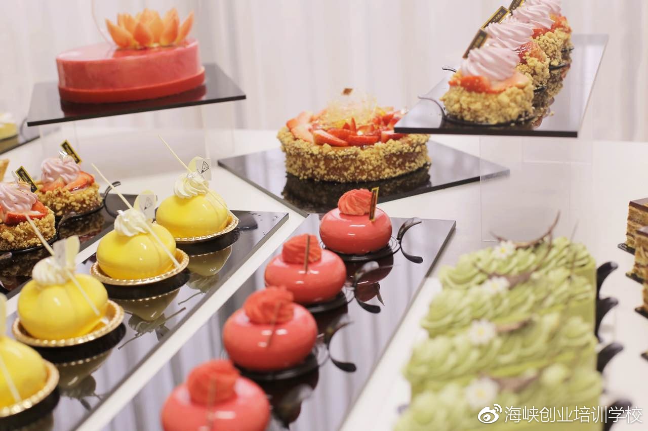 烘焙鬼才和泉光一之徒来我校授课法式甜点