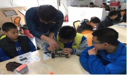 中学生前沿科技类科普课程避障机器人课程