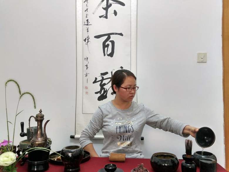 拜師章志峰，學(xué)習(xí)茶百戲