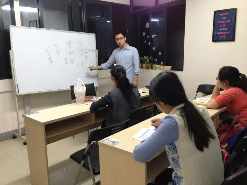 南宁旅游英语口语培训自己做旅游中的导游