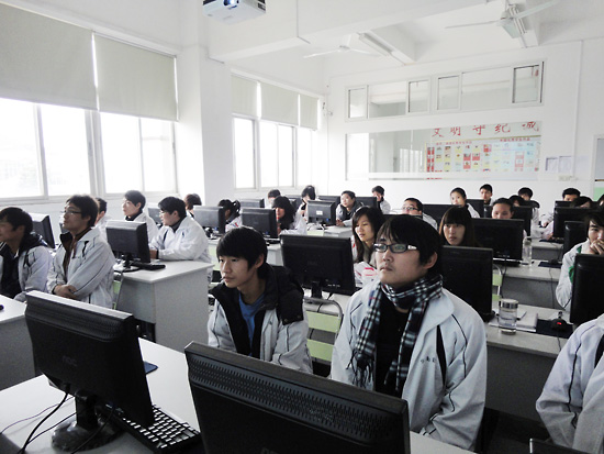 华南职业学校室内设计专业学生上课照片