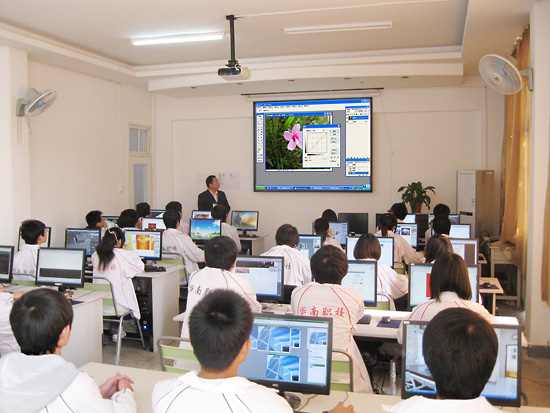 华南职业学校平面设计专业学生上课场景