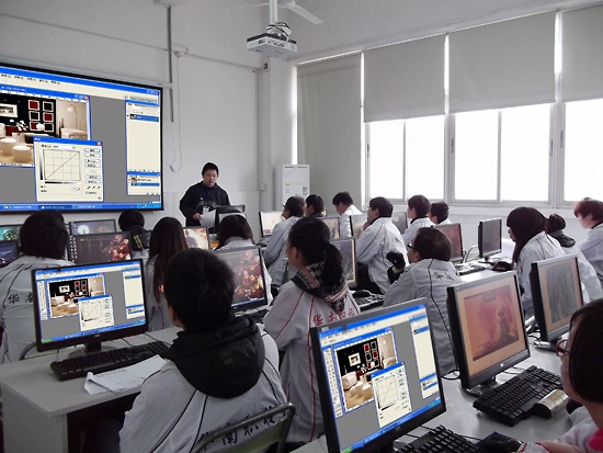 华南职业学校设计专业学生上课场景