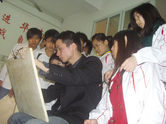 华南职业学校学生联系绘画