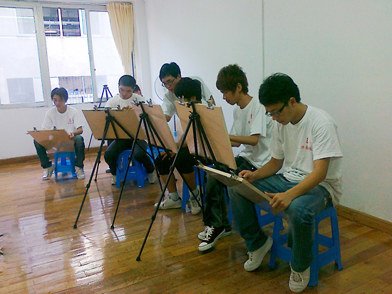 华南职业学校学生在练习绘画