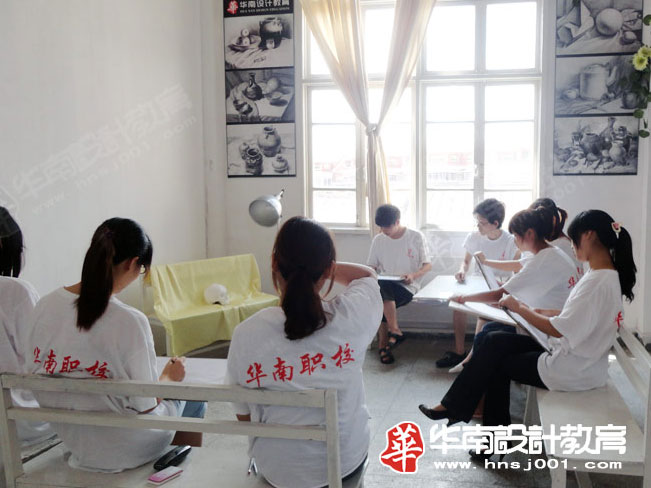 华南职业学校学生练习静物素描