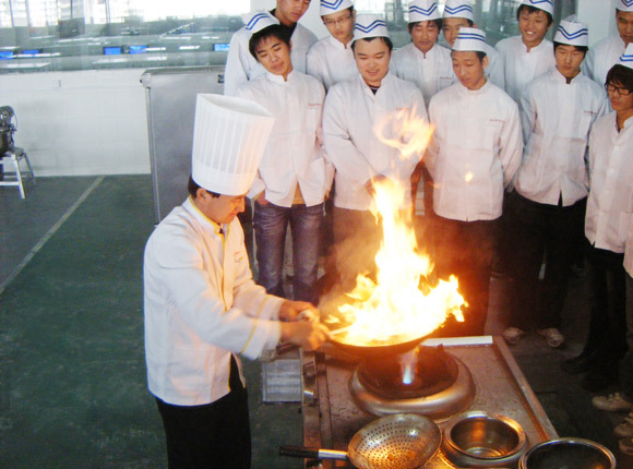 华南职业学校老师教学场景