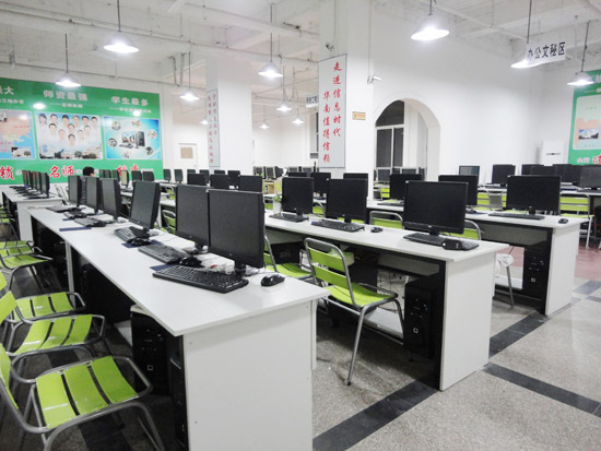 华南职业学校计算机实训室