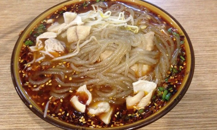 【课程简介】 成都肥肠粉是四川省成都市众多地方传统名小吃中最